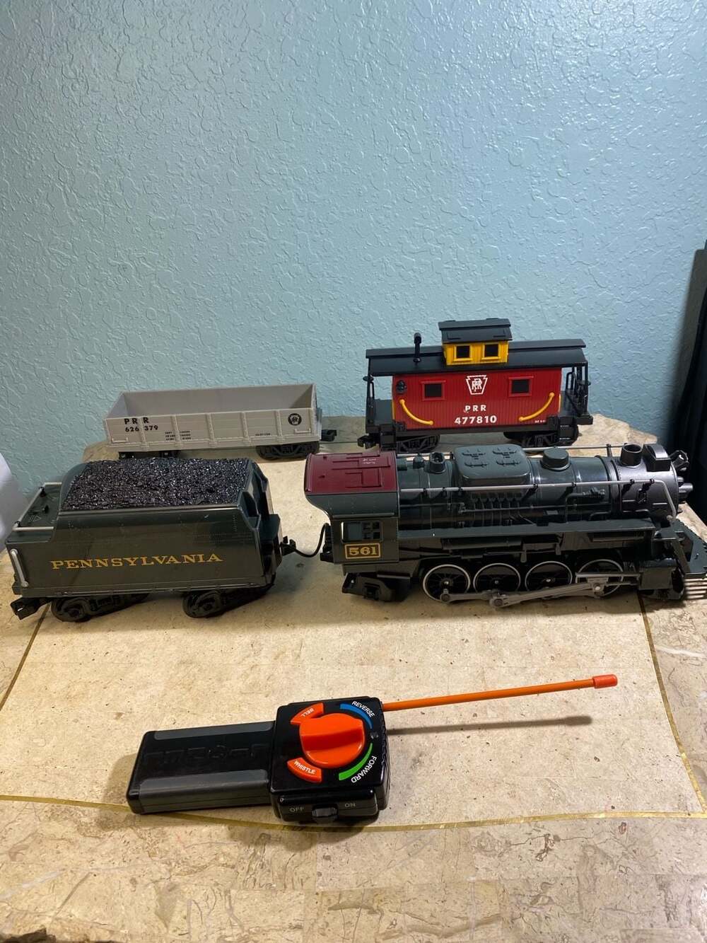 Lionel Pennsylvania 561 Ready-to-Play Battery-Operated Train Set with Remote